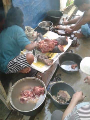 Orang-Utan-Fleisch wird zum Kochen vorbereitet / Bildquelle:www.borneonews.co.id