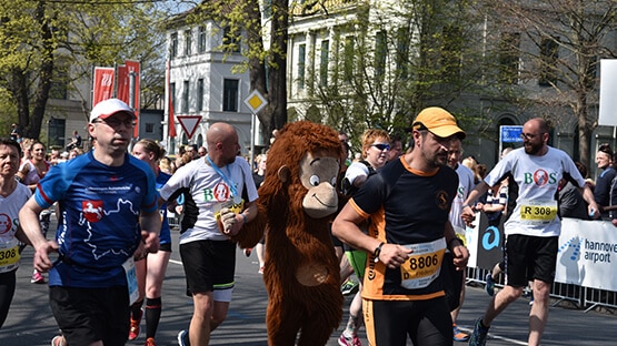 Orang-Utan rennt beim Hannover Marathon