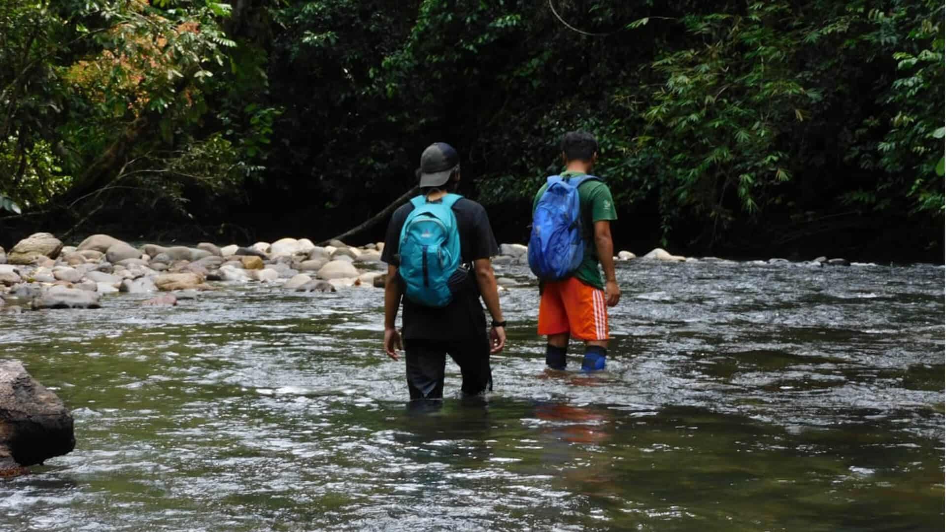 Post Monitoring Team überquert einen Fluss