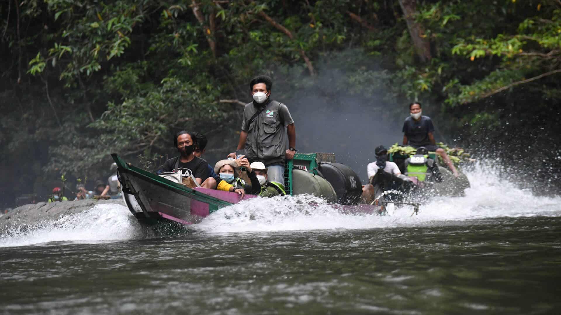 Auf dem Weg zu einer Orang-Utan-Auswilderung mit Boot