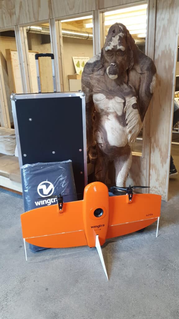 WingtraOne GEN II-Drohne vor Holz-Skulptur Orang-Utan vor Büro BOS Deutschland