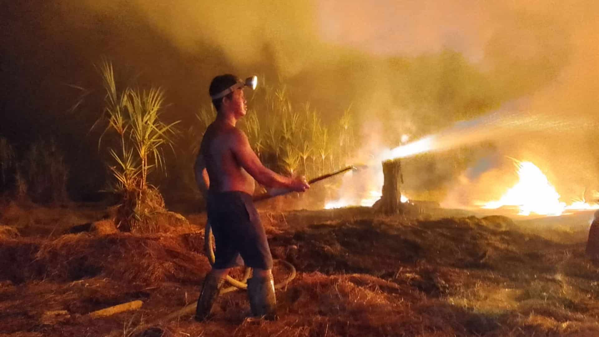 Löscharbeiten der ersten Brände auf Borneo 2023