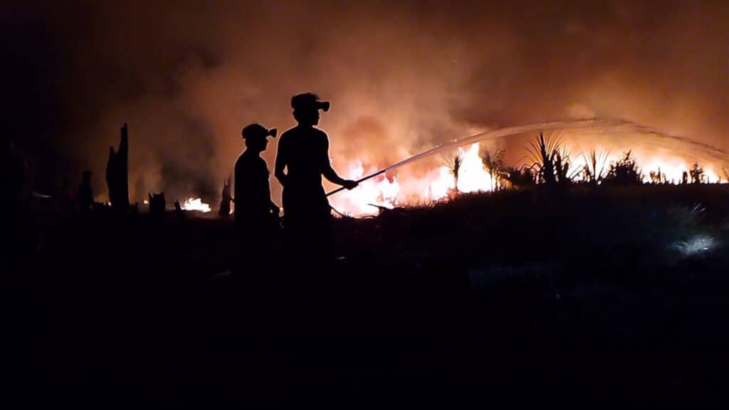 Erste Brände 2023 in Kalimantan, Löscharbeiten bei Nacht