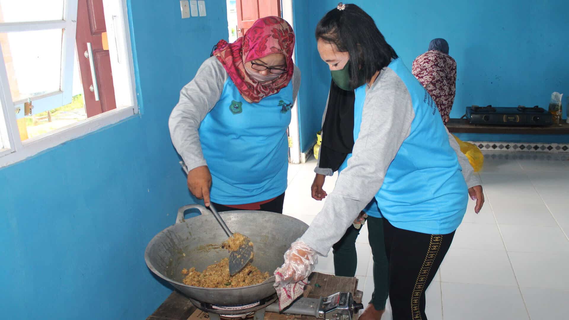 Training der Frauengruppe in Mantangai Hulu zur Produktion von Fisch-Crackern