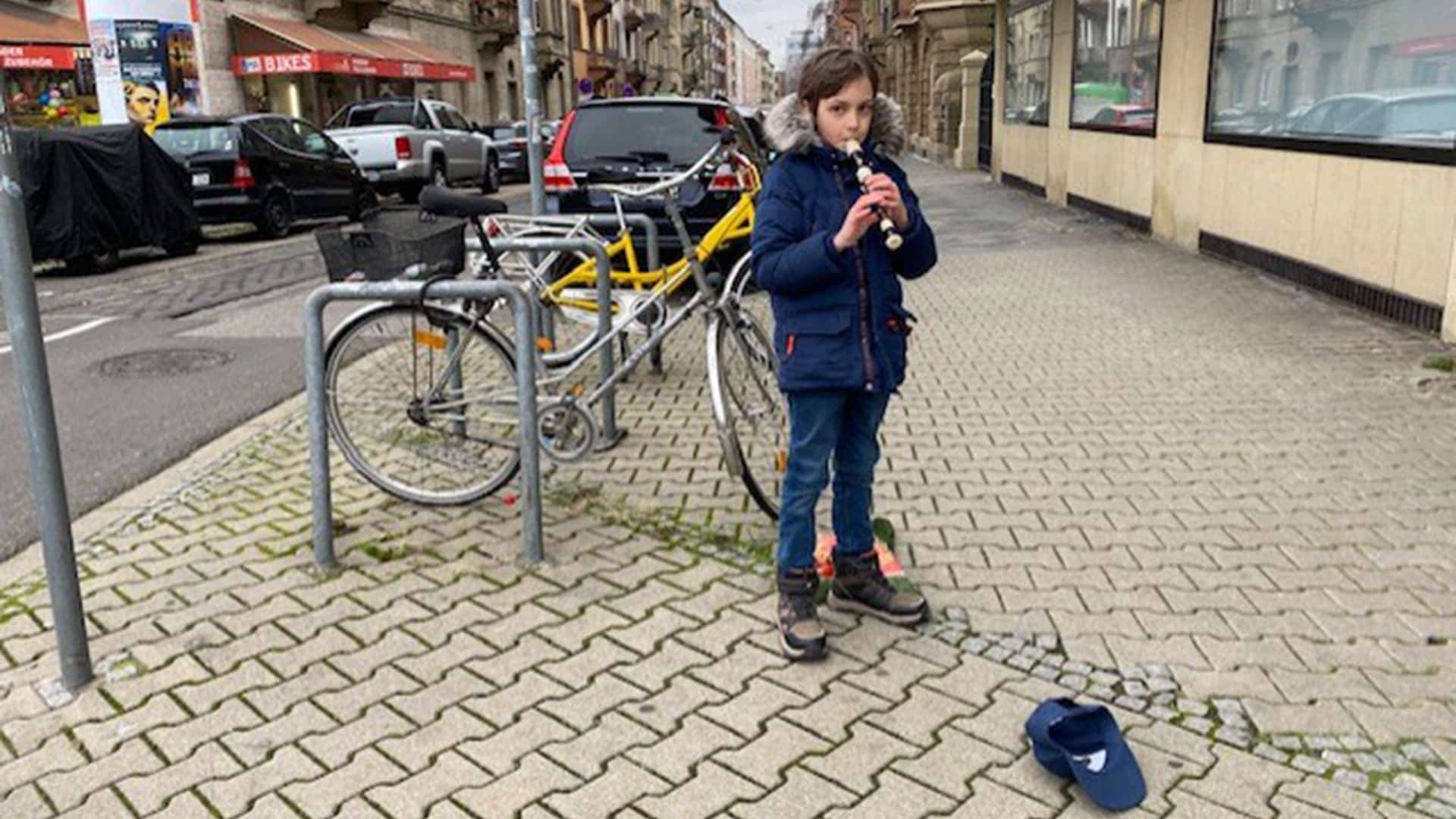 Junge mit Flöte auf Straße
